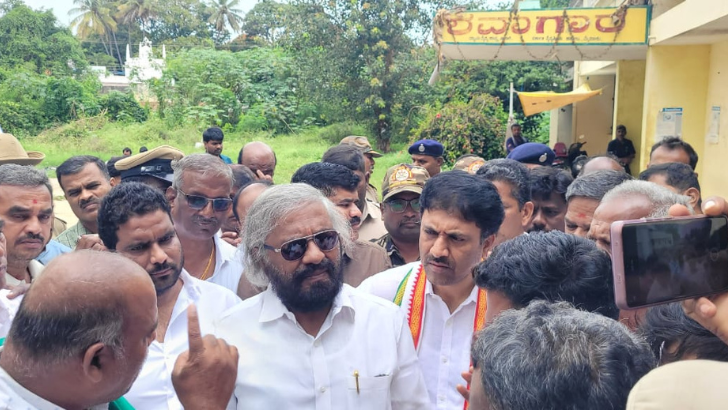 https://www.salarnews.in/public/uploads/images/newsimages/maannewsimage27102025_221118_Khandre (1).png